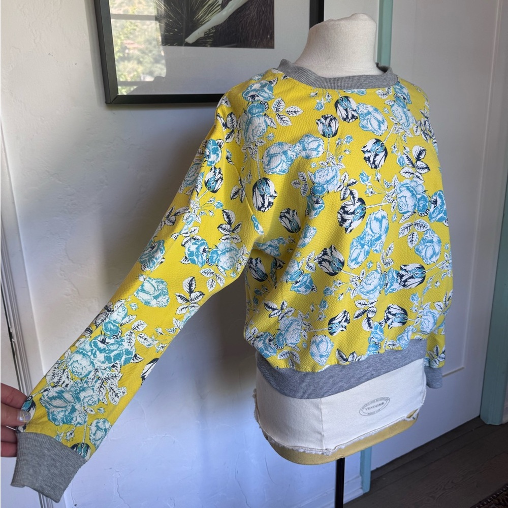 Minkpink bright yellow floral crewneck sweater style shirt size medium